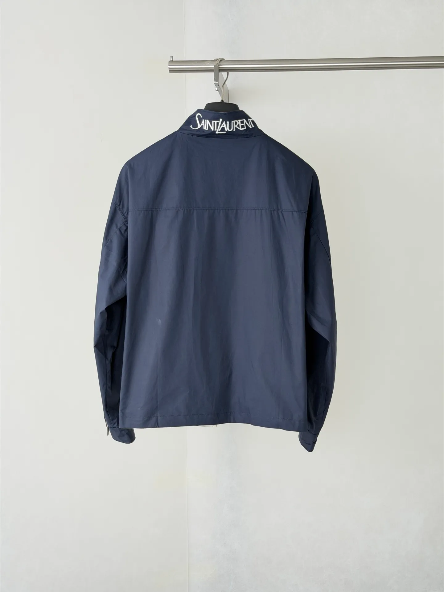 Saint Lauren*/ YSL ， 、 。 Navy Blue ： Red YSL ， SAINT LAURENT ， 、 ； ， 。 Cream White ： ，Black logo ， 。 ， 、 ； 、 、 。 Size：S/M/L/XL